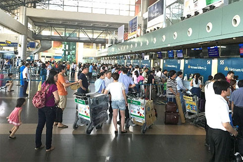 Dịch vụ hàng không đồng loạt tăng giá ảnh 1