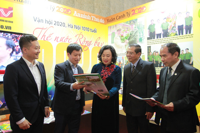 Phó Bí thư Thường trực Thành ủy Hà Nội Ngô Thị Thanh Hằng đánh giá cao ấn phẩm báo Xuân An ninh Thủ đô ảnh 1