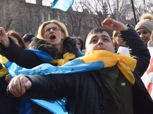 Hàng trăm người Ukraine biểu tình, tấn công Đại sứ quán Nga tại Kiev ảnh 1