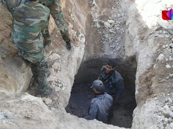 SAA phát hiện đường hầm chứa đầy vũ khí do Mỹ và Israel chế tạo ảnh 1