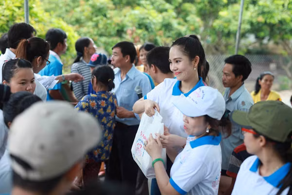 Nữ hoàng Du lịch Dương Kim Ánh giản dị đi từ thiện ảnh 7