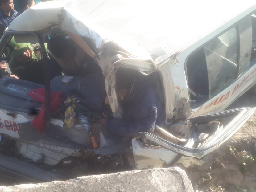 Xe chở cán bộ trung tâm dạy nghề đâm vào taluy, 2 người chết, 6 người bị thương ảnh 2 Xe chở cán bộ trung tâm dạy nghề đâm vào taluy, 2 người chết, 6 người bị thương ảnh 2