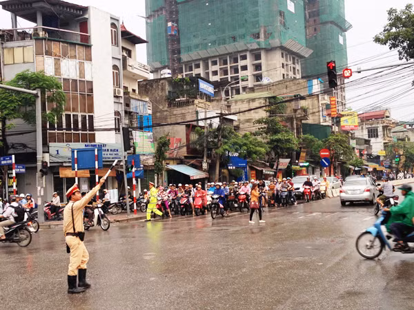 Phối hợp đồng bộ chống ùn tắc giao thông ảnh 1