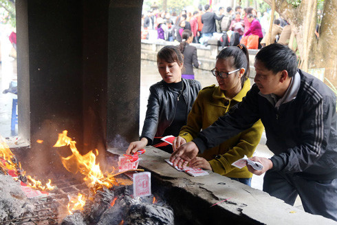 Đốt vàng mã - tập tục lạc hậu cần xóa bỏ (3): Không thể đốt vàng mã để "hối lộ" thế giới vô hình ảnh 1