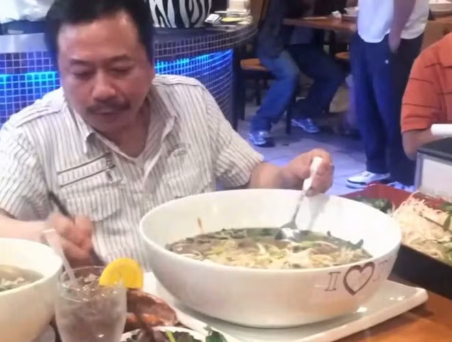 Trong hình là MC Việt Thảo đang thử thách với tô phở đặc biệt này.