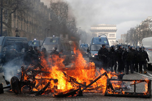 Paris xấu xí vì cảnh đốt phá của phong trào phản kháng "Áo vàng" ảnh 1