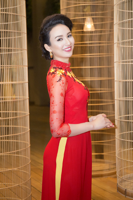 Hoa hậu Ngọc Diễm khoe dáng ngọc cùng sắc đỏ ảnh 1