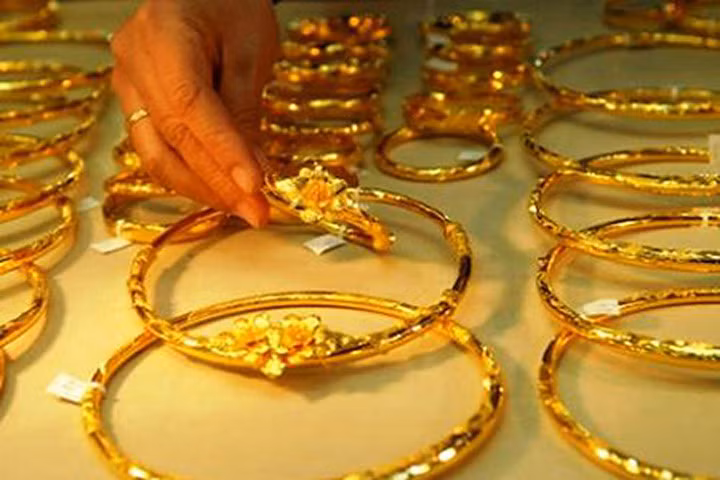 Hàng loạt bất ổn kinh tế, chính trị đẩy giá vàng tăng cao ảnh 1