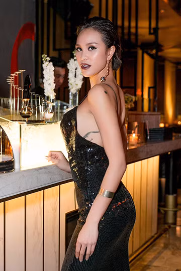 Siêu mẫu Phương Mai bị bắt gặp lái xe bằng chân trần ảnh 4