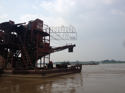 Cận cảnh những "quái vật" khổng lồ quần nát lòng sông Hồng ảnh 4