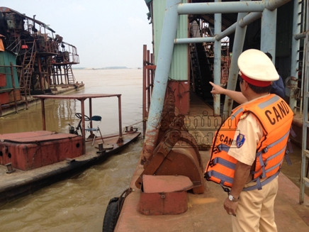 Cận cảnh những "quái vật" khổng lồ quần nát lòng sông Hồng ảnh 10