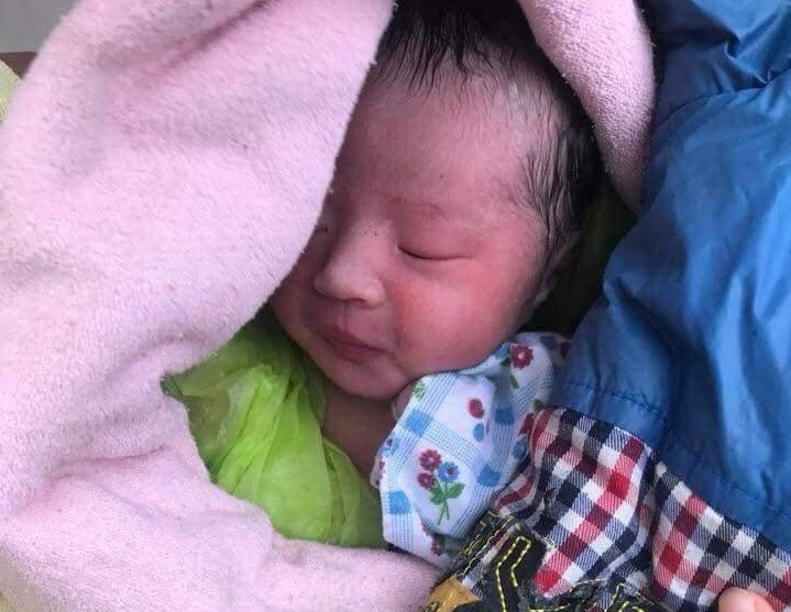 Bé sơ sinh còn nguyên dây rốn bị bỏ rơi trong nghĩa trang ảnh 1