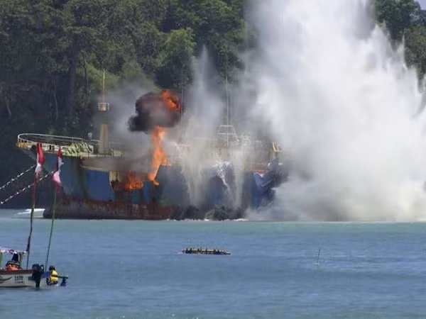 Indonesia đánh chìm "tàu ma" ảnh 1