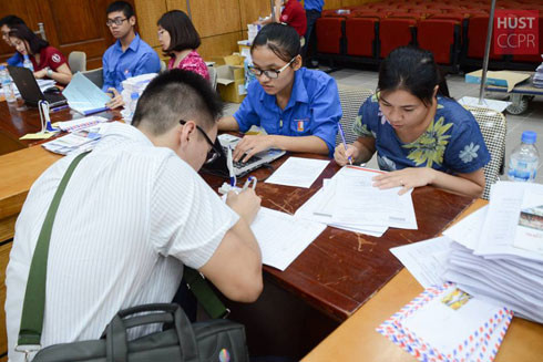 Nhiều trường vẫn yêu cầu sinh viên nộp lý lịch khi nhập học ảnh 1