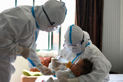 Những bác sĩ y khoa ra tiền tuyến trong cuộc đấu cam go chống Covid-19 ảnh 2 Những bác sĩ y khoa ra tiền tuyến trong cuộc đấu cam go chống Covid-19 ảnh 2