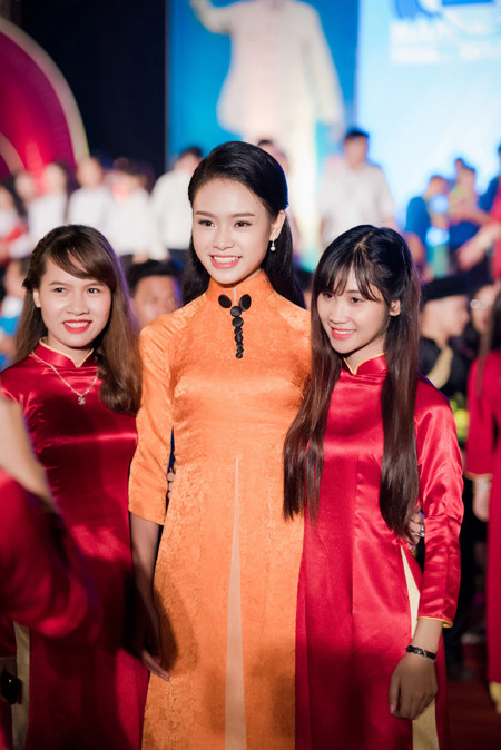 Diện áo dài lạ mắt, "người đẹp truyền thông" Ngọc Vân bị vây kín ở sự kiện ảnh 7