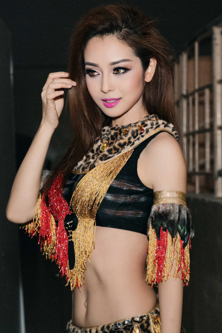 Jennifer Phạm "ghi điểm" bằng những cú lắc hông gợi cảm ảnh 3