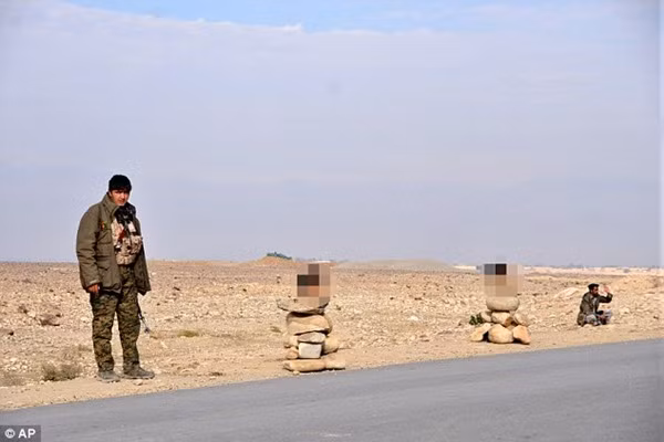 Dân quân Afghanistan chặt đầu chiến binh IS "một đổi một" để trả thù ảnh 1