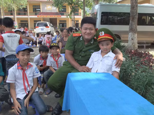 Mang niềm vui đến với học sinh khó khăn, vươn lên trong học tập ảnh 4