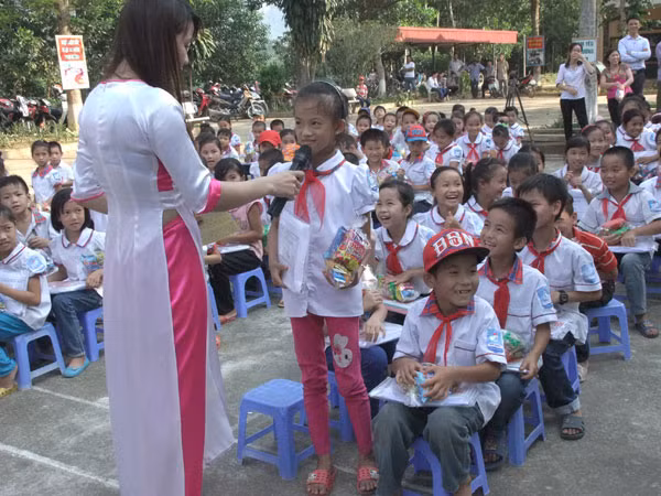 Mang niềm vui đến với học sinh khó khăn, vươn lên trong học tập ảnh 8