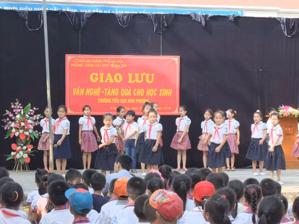 Mang niềm vui đến với học sinh khó khăn, vươn lên trong học tập ảnh 5