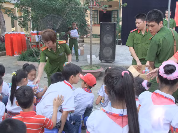 Mang niềm vui đến với học sinh khó khăn, vươn lên trong học tập ảnh 7