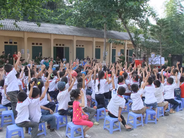 Mang niềm vui đến với học sinh khó khăn, vươn lên trong học tập ảnh 6