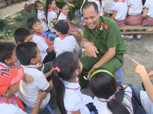 Mang niềm vui đến với học sinh khó khăn, vươn lên trong học tập ảnh 3