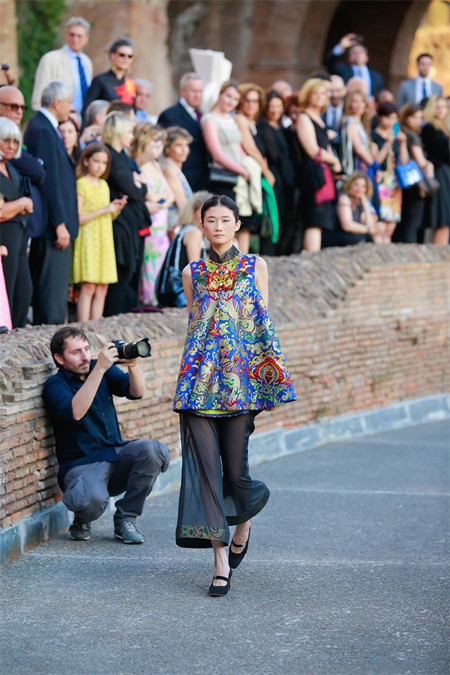 Hoa hậu Thuỳ Dung hội ngộ Kha Mỹ Vân trong show thời trang tại Rome ảnh 4