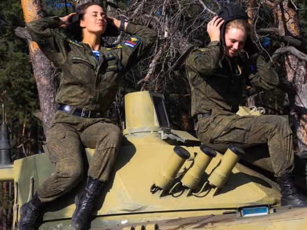 Ngắm vẻ đẹp hút hồn của các nữ binh sĩ Nga ảnh 5