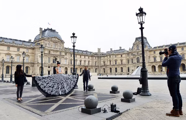 Khởi động show thời trang tại sàn diễn nổi trên sông Seine - Paris ảnh 2
