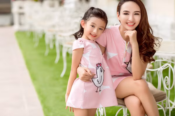 Hoa hậu Ngọc Diễn diện đồ đôi gợi cảm cùng con gái xuống phố ảnh 8