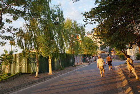 Nguy hiểm chết người khi tập thể dục dưới lòng đường ảnh 1