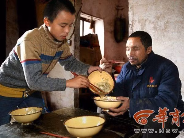 Cậu bé 13 tuổi chăm sóc cha mẹ bị mù suốt 9 năm ảnh 1