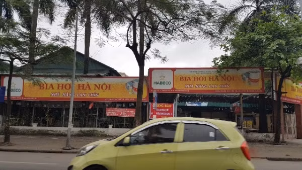 ‘Diện mạo’ hàng quán ở Hà Nội sáng 28-3, sau chủ trương tạm đóng cửa phòng chống dịch Covid-19 ảnh 2