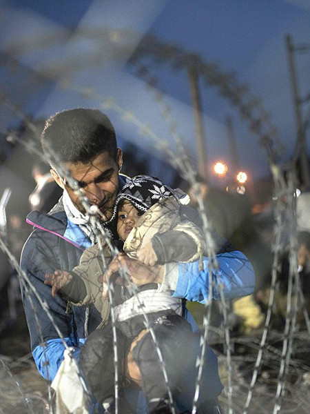 Chùm ảnh thảm cảnh những em bé tị nạn tìm đường vào châu Âu ảnh 7