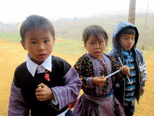 Ánh mắt con trẻ trong veo giữa miền sơn cước Hang Kia ảnh 5