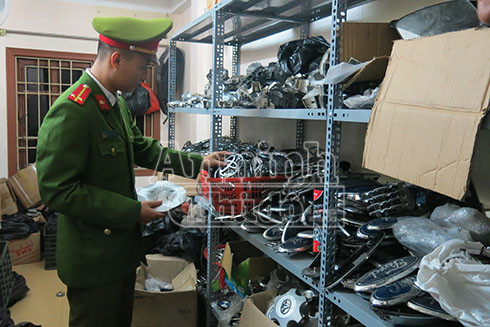  Đột kích kho hàng "khủng" của "bà trùm" phụ tùng ô tô ảnh 6
