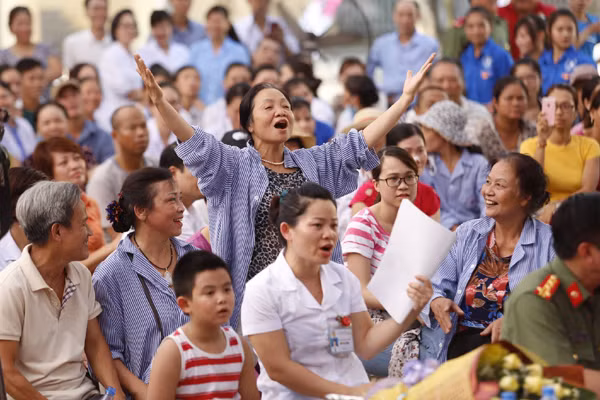 "Cô gái Trường Sa" mang "gió biển" vào bệnh viện ảnh 8