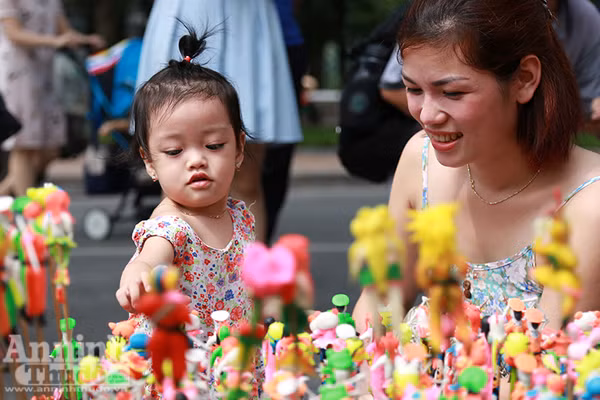 Không gian đi bộ quanh hồ Gươm rộn rã níu chân du khách... ảnh 7