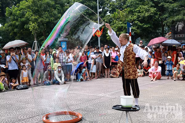 Không gian đi bộ quanh hồ Gươm rộn rã níu chân du khách... ảnh 4