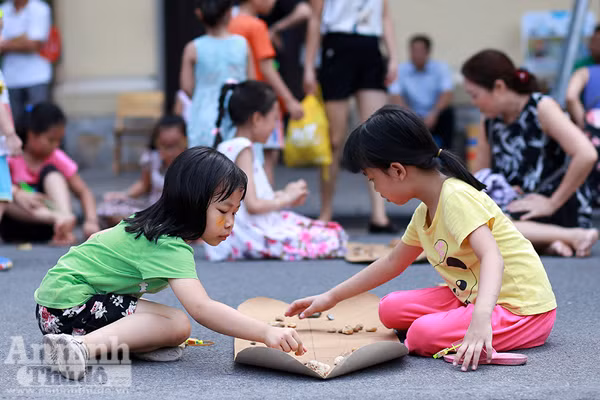 Không gian đi bộ quanh hồ Gươm rộn rã níu chân du khách... ảnh 10
