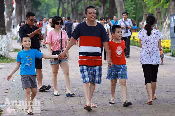 Không gian đi bộ quanh hồ Gươm rộn rã níu chân du khách... ảnh 3