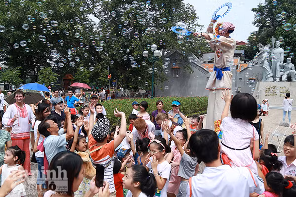 Không gian đi bộ quanh hồ Gươm rộn rã níu chân du khách... ảnh 5