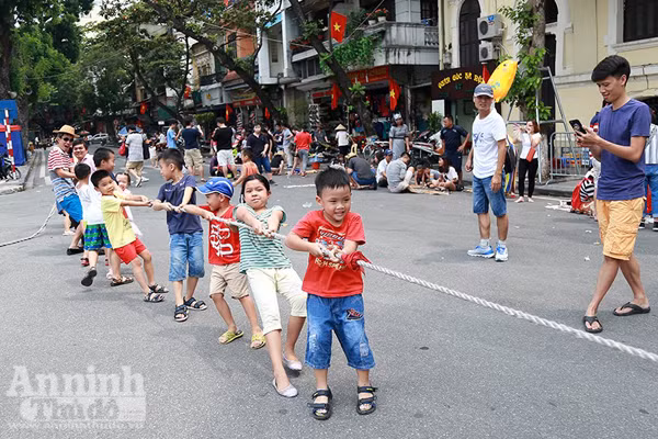 Không gian đi bộ quanh hồ Gươm rộn rã níu chân du khách... ảnh 8