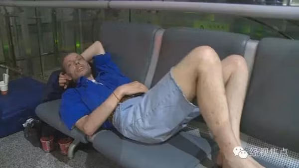 Bay 4.500km rồi chờ bạn gái qua mạng 10 ngày tại sân bay ảnh 2