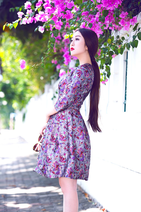 MC Kim Trang “đọ” vẻ đẹp mong manh cùng hoa giấy ảnh 3