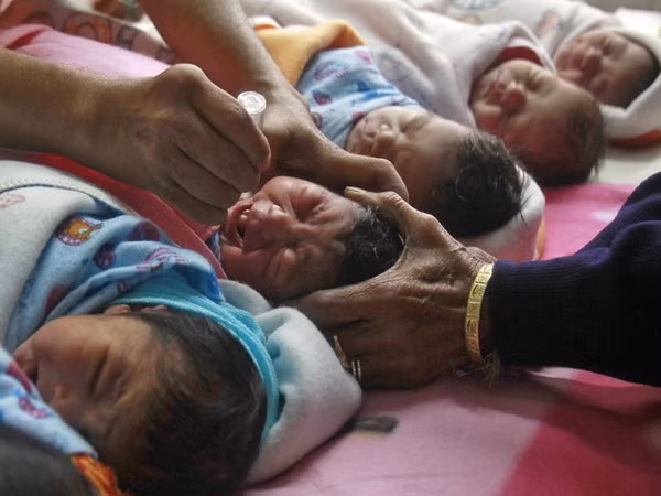 Đột nhập "lò" trao đổi, buôn bán trẻ em ngoài giá thú tại Ấn Độ ảnh 1