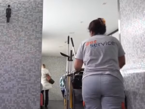 Áo: Không muốn bị lỡ chuyến bay, mẹ đang tâm vứt bỏ đứa con mới sinh ảnh 1