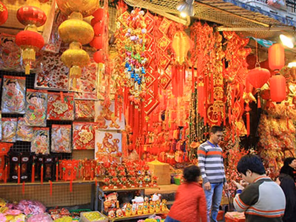 Phố phường Hà Nội "thay áo mới" đón Tết ảnh 3